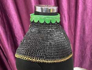 Collar de Armadura de Malla de Acero Hecho a Mano con Borde Chapado en Oro y Adorno Verde para Uso en Festivales - Product Image 3