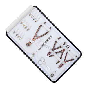 Herramientas al por mayor para extensiones de cabello con microanillos y cinta adhesiva, que incluyen alicates abridores y cerradores de microanillos, pinzas de seccionamiento, tijeras y herramienta de gancho. - Product Image 1