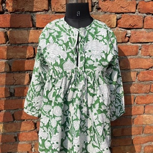 ชุดเดรสฤดูร้อนสไตล์โบฮีเมียนฮิปปี้ ผ้าฝ้ายพิมพ์ลายดอกไม้ด้วยมือ เสื้อคลุมตัวสั้นลำลอง ปักลายทอ - Product Image 1