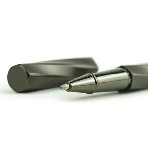 Bolígrafos Rollerball Recargables con Punta Puntiaguda, Diseño en Espiral, Acabado en Gris Metálico, Modelo PN62-GRY, Juego en Caja de Cuero PU de Lujo - Product Image 3