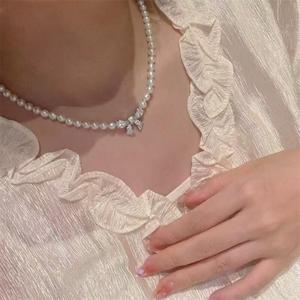 Vente en gros de pendentifs en perles blanches naturelles de 12-13 mm, lumière froide, grande quantité de colliers en cristal ronds en vrac - Product Image 2