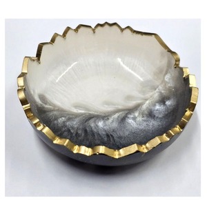 Moderno cuenco artístico de resina con un toque abstracto que lo convierte en un centro de mesa decorativo ideal para un espacio de vida elegante. - Product Image 3