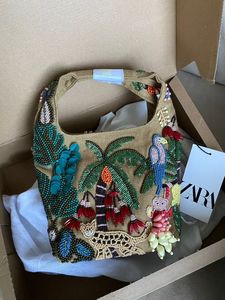 Magnifique sac fourre-tout brodé traditionnel avec motifs floraux faits à la main et perles colorées pour un style élégant au quotidien - Product Image 3