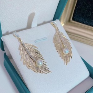 Boucles d'oreilles en argent S925 avec perle d'eau douce et plume, accessoires de bijoux en gros - Product Image 1
