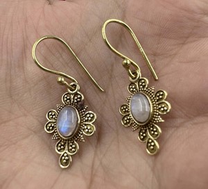 Boucles d'oreilles pendantes vintage en laiton faites à la main avec pierre de lune naturelle et pierres précieuses - Product Image 3