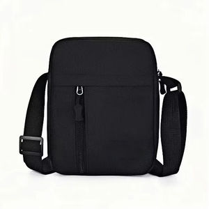 Bolso Bandolera Pequeño de Diseño, de Lona Impermeable Acolchada, para Viajes, Trabajo, Festivales, Conciertos, Aeropuerto y Actividades al Aire Libre - Product Image 2