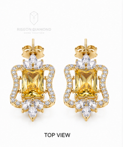Pendientes de lujo con diamantes talla esmeralda y halo en oro amarillo de 18 quilates, con detalles florales de inspiración vintage y brillo radiante. - Product Image 5