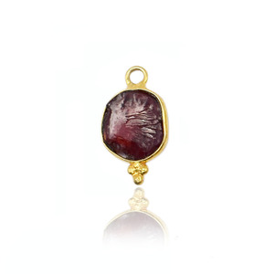 Pendiente de gancho con granate natural en bisel - Pendiente de piedra preciosa en bruto sin tallar, joyería minimalista chapada en oro con piedra de nacimiento - Product Image 3