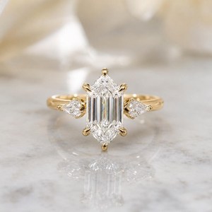 Anillo de compromiso de diamante con corte esmeralda hexagonal alargado en oro amarillo con piedras laterales en forma de cometa, anillo nupcial único, regalo fino para ella - Product Image 1