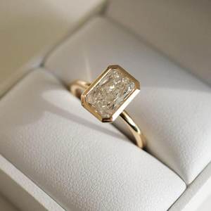 แหวนมอสซาไนต์ทรงเรเดียนท์คัท เงินแท้ 925 ชุบทอง 3.50 กะรัต ประดับแบบช่อง ดีไซน์หรูหรา วินเทจ คลาสสิก แหวนแต่งงาน - Product Image 4