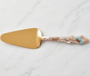 Espátula triangular para pastel de latón dorado con mango con diseño floral, herramienta metálica hecha a mano para servir pasteles en fiestas. - Product Image 1