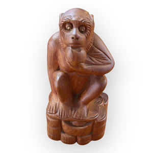 La estatua de mono intrincadamente tallada, hecha de madera de Huong, es para exhibición. - Product Image 2