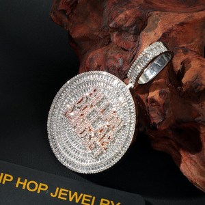 Pendentif Hip Hop Moissanite Iced Out en Argent 925, Charme Rond Micro-Pavé Taille Baguette - Product Image 4