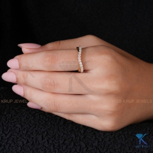 แหวนแต่งงานทองคำขาว 14K ลายไขว้ประดับเพชรทรงกลมเพาะเลี้ยง ดีไซน์โค้ง สามารถสวมซ้อนกันได้ เหมาะสำหรับผู้หญิงในโอกาสครบรอบแต่งงาน - Product Image 5