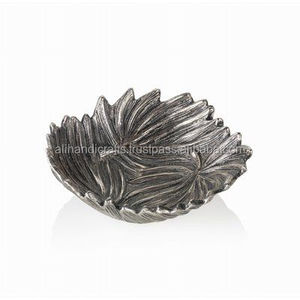 Plateau en métal artisanal en forme de feuille – L'organisateur idéal pour les petits objets et les accessoires décoratifs - Product Image 1