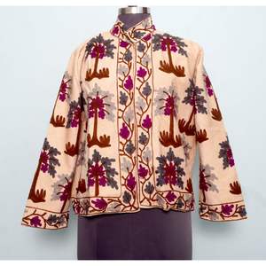 Veste matelassée épaisse et respirante pour femme, brodée de fleurs, faite à la main, écologique, coupe classique - Product Image 1