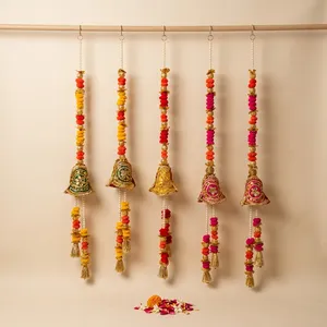Juego de Decoración Tradicional con Flores de Tela y Campanas Colgantes para Diwali, Pooja, Entrada del Hogar - Product Image 1