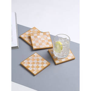 Posavasos de mármol blanco con forma de manzana y detalles dorados, ideal para decoración estética de mesas, espacios de comedor y eventos. - Product Image 3