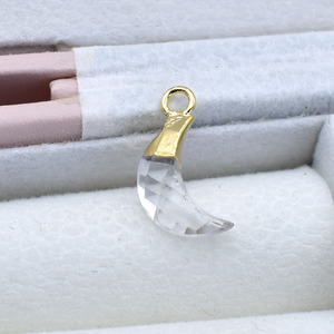 Delicado Colgante de Cuarzo Transparente en Forma de Luna Creciente |   Amuleto de Luna Chapado en Oro de 5x16mm, Elegante Regalo de Joyería - Product Image 5