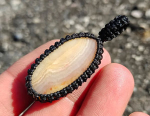 สร้อยคอจี้หินอาเกตแบบทำมือพร้อมเชือกถักสีดำ หินธรรมชาติ สไตล์โบโฮ เครื่องประดับคริสตัลบำบัดแบบชนเผ่า - Product Image 1