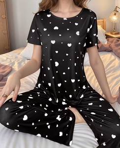Conjunto de Pijama de Manga Corta para Mujer con Estampado de Corazones - Cuello Redondo Informal, Apto para Todas las Estaciones, con Diseño de Corazón Verde - Product Image 1