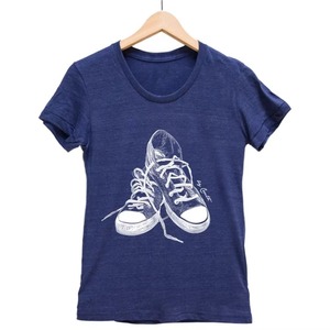 T-shirt blanc à col en V et manches courtes pour homme avec imprimé baskets, style décontracté, 100 % coton jersey, coupe classique - Product Image 3