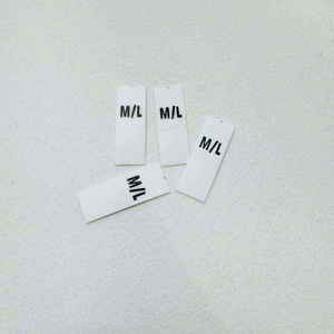 Étiquettes personnalisées en polyester tissé pour vêtements - Étiquettes de taille pliées en deux écologiques pour vêtements et chaussures Lucky Label LL-WL23 - Product Image 1