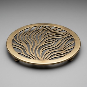 Soporte para ollas de latón macizo perforado a mano, diseño de hojas de algas marinas, decoración de metal antiguo para el hogar - Product Image 1