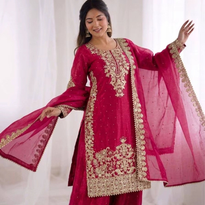 Présentation de la nouvelle collection de créateurs SILK avec un ensemble haut-bas et dupatta entièrement brodé et orné de motifs complexes, entièrement cousu. - Product Image 1