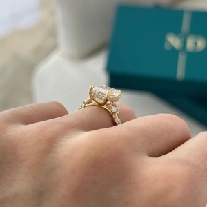 Bague de fiançailles en or jaune 14k 18k, diamant de laboratoire taille émeraude 5 carats certifié IGI, design feuille de brindille inspiré de la nature - Product Image 3