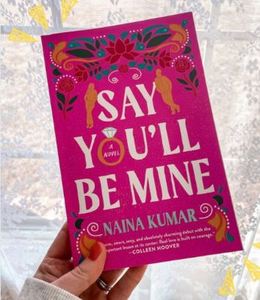 Dile que serás mía de Naina Kumar, libro en tapa blanda. Una novela romántica contemporánea y sentida sobre el amor, el destino y las segundas oportunidades. - Product Image 1