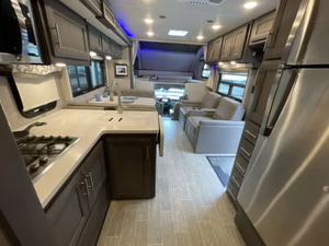 Autocar de luxe T-h-o-r O-M-N-I S-V-3-4 Euro 6, modèle 2021 2022 2023, pour le camping et les croisières - Product Image 2