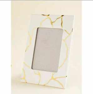 Cadre photo géométrique fait main en os incrusté, motif artistique monochrome, support photo élégant pour table, design moderne - Product Image 3