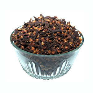 Clous de girofle séchés disponibles pour la préparation de mélanges d'épices, la production de boissons et les applications culinaires - Product Image 2