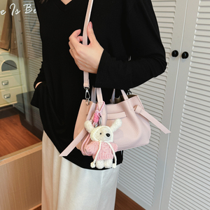 Borsa a Tracolla Minimalista in Pelle Sintetica Effetto Granulato, Mini Tote Chic Bianca con Charm Coniglietto in Peluche, Elegante Borsa Quotidiana per Giovani Donne - Product Image 6