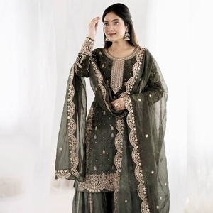 Ensemble de costumes brodés ethniques pour femmes, vente en gros - Product Image 1