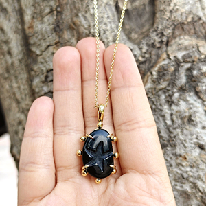 Collar con colgante de ónix negro tallado en forma de estrella, con engaste de garras, de latón chapado en oro de 18k, con cuentas, diseño de joyería celestial. - Product Image 1