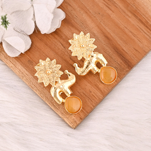 Boucles d'oreilles élégantes en laiton plaqué or jaune avec pierre œil-de-chat, bijoux de créateur tendance pour femmes - Product Image 3
