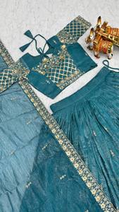 Conjunto de Lehenga Bordado en Color Verde Azulado, Ropa India y Pakistaní, Dupatta con Borde Floral, Blusa sin Mangas y Falda - Product Image 6