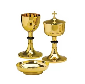 ชุดถ้วยทองเหลืองเงางามและจานรองสำหรับพิธีศีลมหาสนิทบนแท่นบูชา - Product Image 1