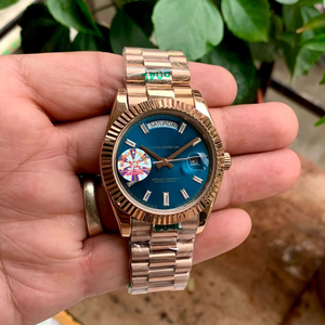 Montre mécanique en or rose avec cadran bleu turquoise, index des heures baguette, lunette cannelée, fermoir caché, style hip-hop de luxe, haute qualité - Product Image 3