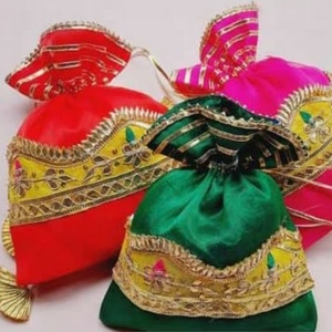 Ensemble de sacs cadeaux Potli traditionnels faits à la main, luxueux sacs à cordon en tissu de soie avec des bordures brodées en dentelle Zari - Product Image 1