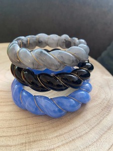 Bracelet en résine transparente fait main, finition lisse, léger, confortable, style minimaliste pour un usage quotidien - Product Image 1
