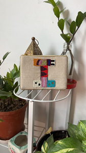 Pochette perlée avec détails décoratifs, fermeture éclair sécurisée, sac à main compact pour femme, idéal pour le quotidien, les voyages et les événements - Product Image 4