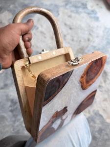 B.H CRAFTS BH-1702 Bolso de Mano Hecho a Mano con Resina Vintage y Acabado de Madera, Asa de Madera Natural, Cierre de Cierre de Broche de Epoxi Transparente para Mujer - Product Image 3