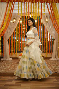 Conjunto de Lehenga de Organza Pintada a Mano en Color Blanco Hueso, Conjunto de Lehenga de Organza Pintada a Mano Especial para Bodas, Lehenga Exclusiva con Vuelo Completo - Product Image 2