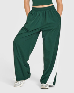 Offre Spéciale – Nouveauté : Ensemble Coupe-Vent Personnalisé de Haute Qualité pour Femme – Survêtement Zippé et Pantalon de Jogging Rayé – Ensembles Coupe-Vent Personnalisables - Product Image 4