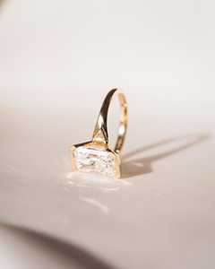 Bague de fiançailles demi-sertie avec diamant de laboratoire taille radiant de 4 carats, certifiée IGI, trois pierres - Product Image 4