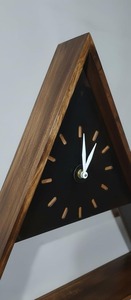 Horloge murale en bois naturel triangulaire analogique, style artistique antique unique, horloge en bois décorative, décoration murale géométrique - Product Image 2