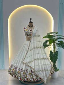 Elegancia real en cada giro. El bordado intrincado, los tonos ricos y la artesanía atemporal se combinan para crear el lujo del lehenga. - Product Image 2